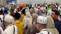 Hari ini sekitar pukul 6.34 waktu Makkah, Afgan dan jemaah dalam rombongannya melakukan lempar jumrah terakhir. Terlihat ada juga Surya Insomnia dalam rombongan. Foto: dok. Instagram Afgan