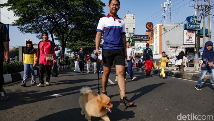 Salah seorang warga, Iqbal (22) yang membawa bebek mengatakan CFD Depok ramah untuk membawa peliharaan. Dia membawa bebek ke CFD Depok, Jalan Margonda Raya, Kota Depok, Jawa Barat, Minggu (8/6/2025).