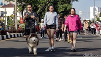 Salah seorang warga membawa anjing jenis Siberian Husky.  