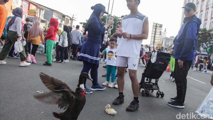 Salah seorang warga, Iqbal (22) yang membawa bebek mengatakan CFD Depok ramah untuk membawa peliharaan. Dia membawa bebek ke CFD Depok, Jalan Margonda Raya, Kota Depok, Jawa Barat, Minggu (8/6/2025).