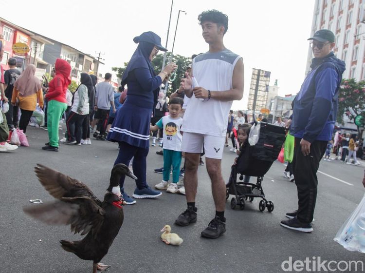 Agak Laen, Warga Bawa Bebek ke CFD Depok