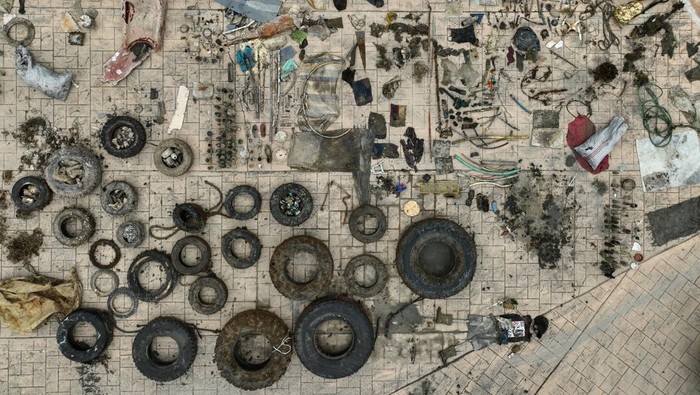 Aksi Penyelam di Alonissos: Angkat Sampah Laut, Lindungi Surga Bawah Air Yunani Volunteer divers of the environmental group Aegean Rebreath gather waste from the bottom of the seabed, at the port of Votsi, on the island of Alonissos, Greece, May 24, 2025. REUTERS/Stelios Misinas