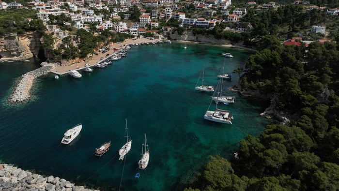 Aksi Penyelam di Alonissos: Angkat Sampah Laut, Lindungi Surga Bawah Air Yunani Volunteer divers of the environmental group Aegean Rebreath gather waste from the bottom of the seabed, at the port of Votsi, on the island of Alonissos, Greece, May 24, 2025. REUTERS/Stelios Misinas