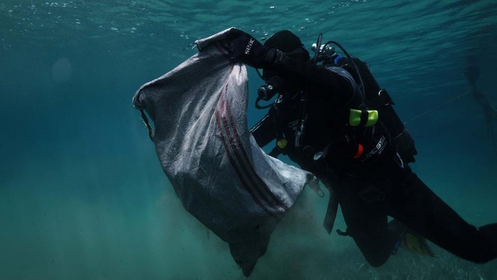 Volunteer divers of the environmental group Aegean Rebreath gather waste from the bottom of the seabed, at the port of Votsi, on the island of Alonissos, Greece, May 24, 2025. REUTERS/Stelios Misinas