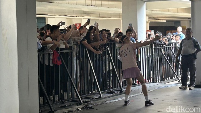 An Se Young selfie dengan penggemar di Indonesia Open 2025
