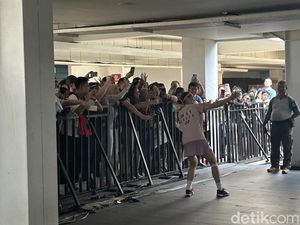 An Se Young Bikin Heboh Istora: Selfie dengan BL, Lempar Headband