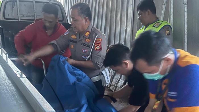 Anggota Lantas Polrestabes Palembang mengevakuasi korban