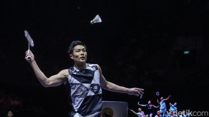 Anders Antonsen meluapkan emosinya usai mengalahkan tunggal putra Taiwan Chou Tien Chen pada babak final Kapal Api Indonesia Open 2025 di Istora Senayan, Jakarta, Minggu (8/6/2025). Anders Antonsen menjadi juara Indonesia Open 2025 usai menang dengan skor 22-20, 21-14.