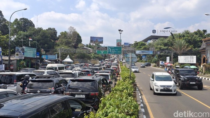 Arus lalin di Jl Raya Puncak, Bogor, Jawa Barat, terpantau padat di momen libur panjang Hari Raya Idul Adha. (M Sholihin/detikcom)