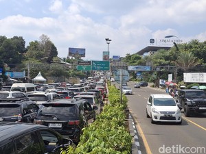Lalin Arah Puncak Bogor Padat, Kendaraan Mengular di Simpang Gadog