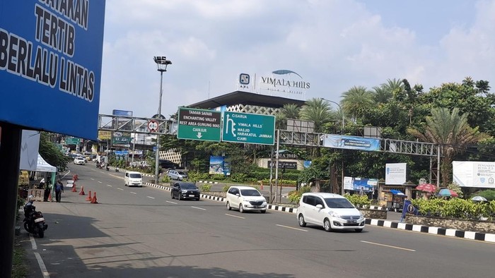 Arus lalulintas di Jl Raya Puncak berlaku satu arah atau one way menuju Jakarta. (Solihin/detikcom)