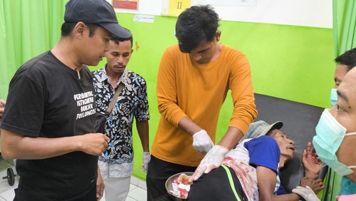 Ayah korban pembacokan sepupu di Desa Kore, Sanggar Kabupaten Bima, NTB, yang mendapat tindakan medis di Puskesmas Sanggar, Minggu, (8/6/2025).