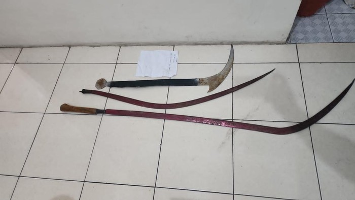 Barang bukti senjata tajam yang diamankan Polresta Pati, Minggu (8/6/2025).