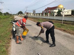 Sigap! Polisi Turun Perbaiki Jalan Berlubang di Meranti Riau