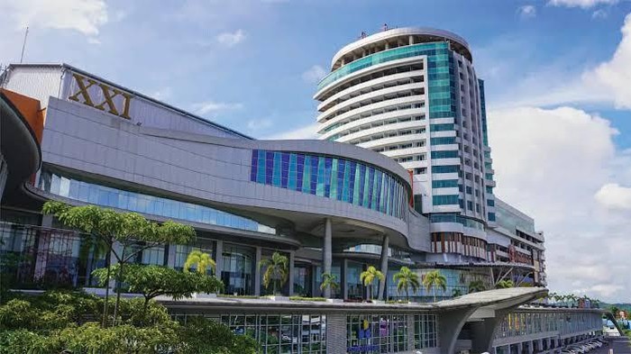 Di tepian Sungai Mahakam yang sibuk, berdiri bangunan megah yang menjadi ikon pusat perbalanjaam modern bagi warga Samarinda, yakni Big Mall Samarinda. Mal yang menjulang tinggi ini bukan hanya tempat belanja biasa, tapi juga menjadi pusat rekreasi, kuliner, hiburan, bahkan penginapan yang menyatu dalam satu kawasan.