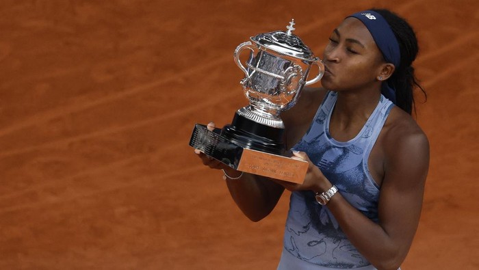 Tennis - French Open - Roland Garros, Paris, France - June 7, 2025 Coco Gauff of the U.S. celebrates with the trophy after winning the womens singles final against Belarus Aryna Sabalenka REUTERS/Stephanie Lecocq