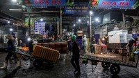 Di balik hiruk pikuknya, pasar ini mencerminkan semangat kerja keras dan ketahanan masyarakat urban Hanoi. Foto: REUTERS/Chalinee Thirasupa
