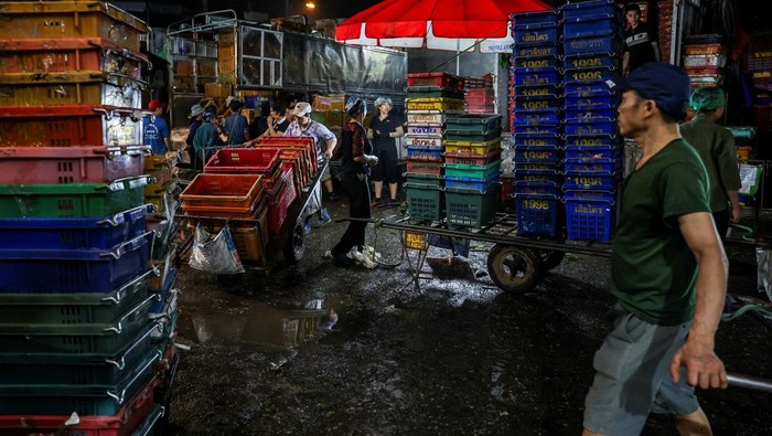 A merchant carries goods that she bought at Long Bien Market, one of the largest wholesale markets in Hanoi, in Hanoi, Vietnam, May 28, 2025. REUTERS/Chalinee Thirasupa
