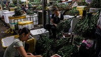 Pasar ini mulai hidup sejak tengah malam dan mencapai puncaknya pada dini hari, menjadikannya pusat distribusi utama bagi buah-buahan, sayur mayur, makanan laut, dan bahan pangan lain ke seluruh penjuru kota. Foto: REUTERS/Chalinee Thirasupa