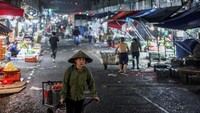 Pasar Long Bien adalah salah satu pasar grosir tertua dan tersibuk di Hanoi, Vietnam. Foto: REUTERS/Chalinee Thirasupa