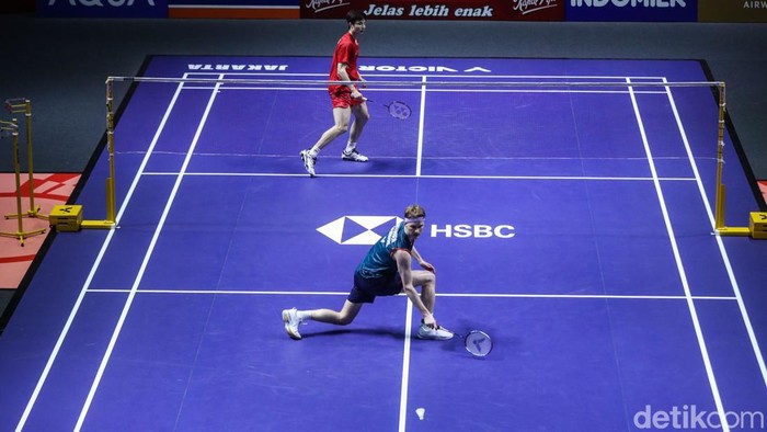 Pebulutangkis tunggal putra Denmark, Anders Antonsen, tampil luar biasa dalam semifinal Indonesia Open 2025 di Istora Senayan, Jakarta, Sabtu (7/6/2025).