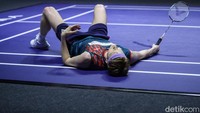 Meski harus jatuh bangun di lapangan, Antonsen akhirnya mampu menyudahi perlawanan Shi Yu Qi dengan skor tipis 21-19.