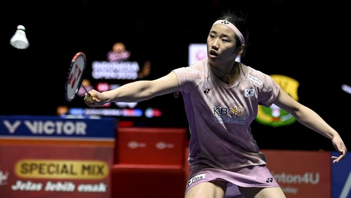 Duel Sengit Tiga Gim, An Se Young Juara Indonesia Open 2025 Pebulu tangkis tunggal putri Korea Selatan An Se Young mencium piala setelah mengalahkan tunggal putri China Wang Zhi Yi pada babak final Kapal Api Indonesia Open 2025 di Istora Senayan, Gelora Bung Karno, Jakarta, Minggu (8/6/2025). An Se Young menjadi juara Indonesia Open 2025 usai menang dengan skor 13-21, 21-19, 21-15. ANTARA FOTO/Hafidz Mubarak A/YU