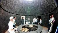 Proses memasaknya dilakukan secara terbuka. Para pengunjung restoran dapat menyaksikan sendiri bagaimana restoran ini memanfaatkan alam. Foto: Istimewa