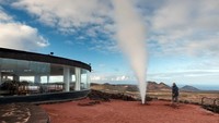Tak jarang semburan uap panas justru menjadi aksi yang menarik bagi pengunjung. Titik semburan uap panas tersebut dapat dilihat jelas dari kaca restoran. Foto: Istimewa