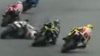 Foto pembalap MotoGP Marco Simoncelli, diambil beberapa saat sebelum kecelakaan tragisnya. Setelah kecelakaan itu, Simoncelli dilarikan ke rumah sakit lintasan tempat staf medis melakukan CPR selama 45 menit. Sayangnya, sekitar pukul 16:56 waktu setempat, kurang dari satu jam setelah insiden, diumumkan bahwa Simoncelli telah meninggal karena luka-lukanya. Foto: Historicfix