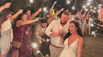 Foto yang memilukan ini diambil pada tahun 2023, memperlihatkan pasangan pengantin baru Samantha Miller dan Aric Hutchinson beberapa saat sebelum kendaraan mereka ditabrak oleh pengemudi mabuk Jamie Komoroski saat mereka meninggalkan tempat pernikahan mereka. Samantha meninggal dalam kecelakaan itu Foto: Historicfix