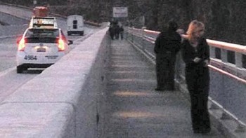 Pada tanggal 16 Januari 2014, Heather Price Papayoti difoto sedang melihat ke atas jembatan pintas Bendungan Hoover. Tragisnya, ia kemudian memanjat pagar dan bunuh diri. Foto: Historicfix