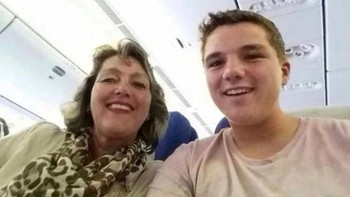Ini adalah Gary Slok, yang berswafoto dengan ibunya sebelum penerbangan mereka dari Amsterdam pada bulan Juni 2014. Tragisnya, beberapa jam kemudian, pesawat yang mereka tumpangi, Malaysia Airlines Penerbangan MH17, ditembak jatuh. Seluruh 298 penumpang dan awak pesawat tewas. Foto: Historicfix