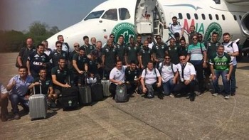 Pada tanggal 28 November 2016, Penerbangan LaMia 2933 membawa tim sepak bola Brasil Chapecoense dari Bolivia ke Medellín, tempat mereka dijadwalkan bermain di Final Copa Sudamericana 2016. Tragisnya, pesawat itu jatuh karena kegagalan listrik dan kehabisan bahan bakar, yang mengakibatkan tewasnya 71 dari 77 penumpang di dalamnya. Foto ini diambil sebelum lepas landas. Foto: Historicflix