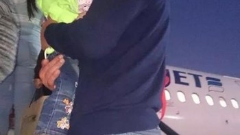 Pada tanggal 31 Oktober 2015, Olga Sheina mengunggah foto suaminya yang sedang menggendong balita mereka yang sedang tidur di tangga Metrojet Flight 9268, dengan judul Kita pulang. Tak lama setelah lepas landas, pesawat itu meledak dan hancur di udara, merenggut nyawa seluruh 224 penumpang dan awak pesawat. Foto: Historicflix