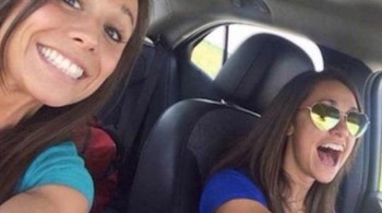 Swafoto ini menangkap Collette Moreno dan temannya Ashley Theobald, beberapa saat sebelum tragedi terjadi. Diambil beberapa menit sebelum kecelakaan fatal, foto ini menjadi pengingat yang menyentuh tentang ketidakpastian hidup. Collette meninggal 5 minggu sebelum hari pernikahannya, meninggalkan kisah suka cita yang berubah menjadi duka. Foto: Historicflix