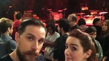 Gilles Leclerc dan Marianne Labanane mengambil swafoto ini di gedung konser Bataclan di Paris pada tahun 2015. Tak lama setelah itu, mereka ditembak. Gilles tidak selamat, tetapi Marianne selamat. Foto: Historicflix