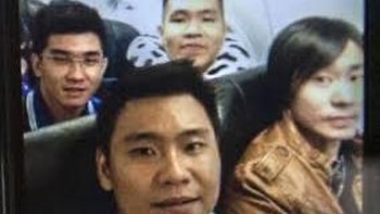 Foto ini menangkap momen Hendra Gunawan Sawal dan tiga temannya di dalam pesawat AirAsia QZ8501, beberapa saat sebelum pesawat itu lepas landas. Pesawat itu jatuh di Laut Jawa pada 28 Desember 2014 saat badai melanda, merenggut nyawa seluruh 162 penumpang dan awak pesawat. Foto: Historicflix
