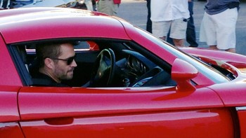 Paul Walker, bersama temannya Roger Rodas, berada di dalam Porsche Carrera GT. Tragisnya, kedua pria itu kehilangan nyawa dalam sebuah kecelakaan mobil saat kendaraan mereka menabrak pohon dengan kecepatan 94 mph Foto: Historicflix