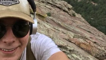 Tragisnya, Carter Christensen yang berusia 17 tahun jatuh dari Flatiron di Boulder, Colorado, setelah mengunggah foto ini di media sosial. Ia jatuh lebih dari 100 kaki saat mencoba memanjat formasi batu ikonik itu tanpa peralatan panjat apa pun. Foto: Historicflix