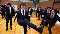 Menyebut diri mereka sebagai Cheer Re-Mans -- gabungan dari cheerleading dan salaryman -- kelompok yang dibentuk pada tahun 2023 ini terdiri dari para alumni dari regu cheerleader pria Universitas Waseda yang elit. Foto: REUTERS/Kim Kyung-Hoon