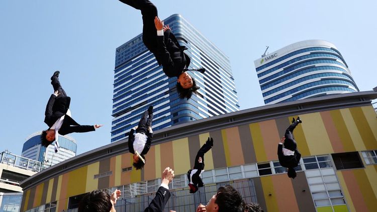 Gaya Unik Cheerleader Jepang, Tampilkan Aksi Akrobatik di Balik Jas Kantoran