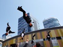 Gaya Unik Cheerleader Jepang, Tampilkan Aksi Akrobatik di Balik Jas Kantoran