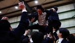 Gaya Unik Cheerleader Jepang, Tampilkan Aksi Akrobatik di Balik Jas Kantoran