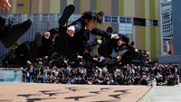 Pada akhir pekan baru-baru ini, para pria berjas itu menghibur banyak orang di sebuah pusat perbelanjaan dengan aksi mereka yang menentang gravitasi, menara manusia, dan energi yang menular. Foto: REUTERS/Kim Kyung-Hoon