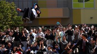 Pemandangan yang tidak biasa dari para pejuang perusahaan Jepang yang terlempar 7 meter (23 kaki) ke udara. Foto: REUTERS/Kim Kyung-Hoon