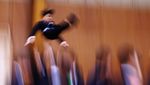 Gaya Unik Cheerleader Jepang, Tampilkan Aksi Akrobatik di Balik Jas Kantoran