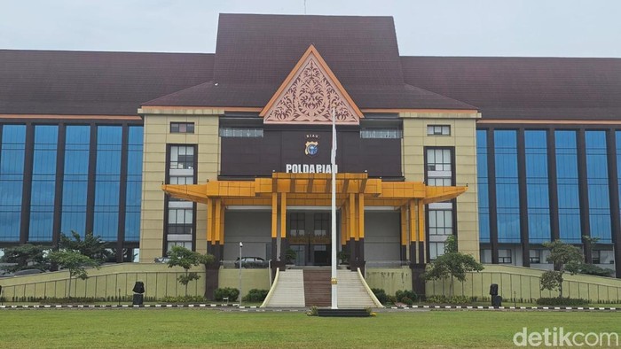 Gedung Markas Polda Riau.