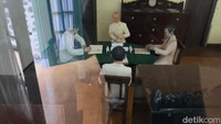 Wisata Gedung Perundingan Linggarjati menyuguhkan ruangan tempat pertemuan Presiden Soekarno dan penengah perundingan Linggarjati dari Inggris yang bernama Lord Killearn.