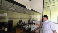 Di dalam gedung juga teradapat benda-benda bersejarah yang ada di dalam gedung Perundingan Linggarjati dan miniatur saat proses perundingan Linggarjati berlangsung.